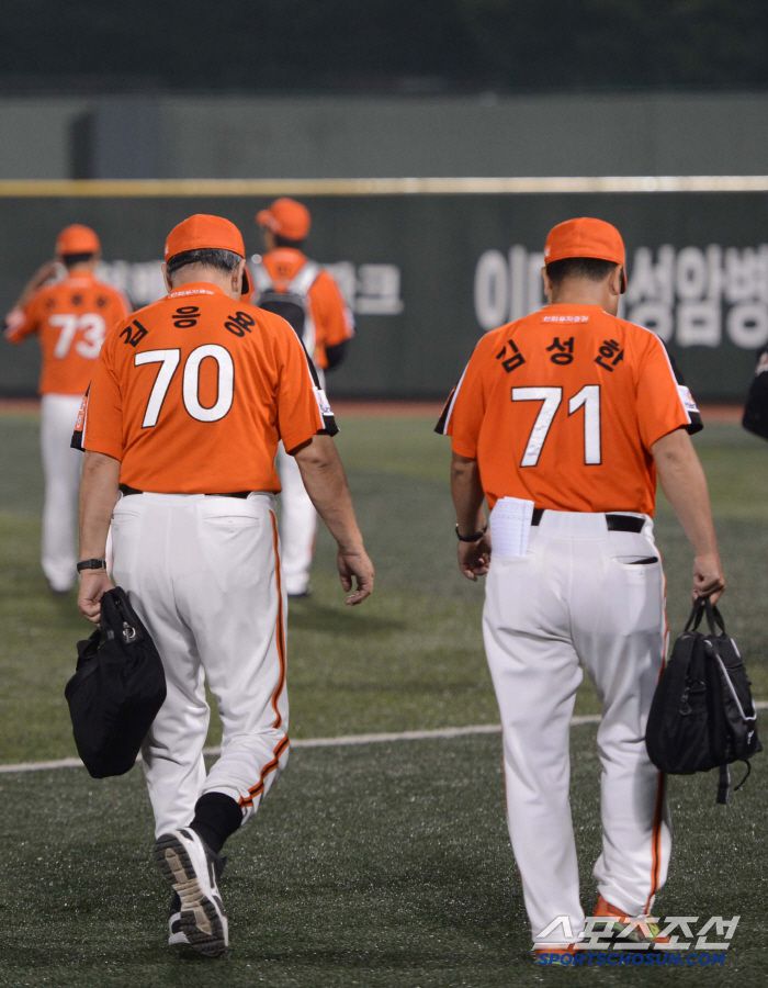 2013년 8월 1일 목동 넥센전에서 패한 후 경기장을 빠져나가는 김응용 감독과 김성한 코치