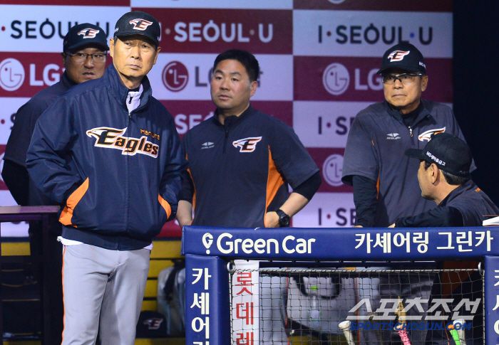 2017년 5월 23일 김성근 감독이 사퇴했다. 사퇴하기 열흘 전 잠실 LG전에서 비디오판독을 요청하는 김 감독의 모습