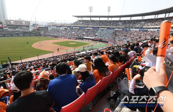 22~23일 수원 KT위즈파크 3루쪽 관중석을 가득 메운 한화 팬들의 모습.