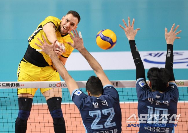 26일 장충체육관에서 열린 V리그 우리카드와 KB손해보험의 경기. KB손해보험 비예나가 블로킹을 피해 공격을 시도하고 있다. 장충=박재만 기자 pjm@sportschosun.com/2025.01.26/