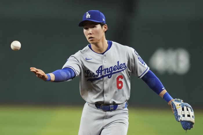 LA 다저스 2루수 김혜성이 4회말 헤랄도 페르도모의 땅볼을 잡아 1루수에 토스하고 있다. AP연합뉴스