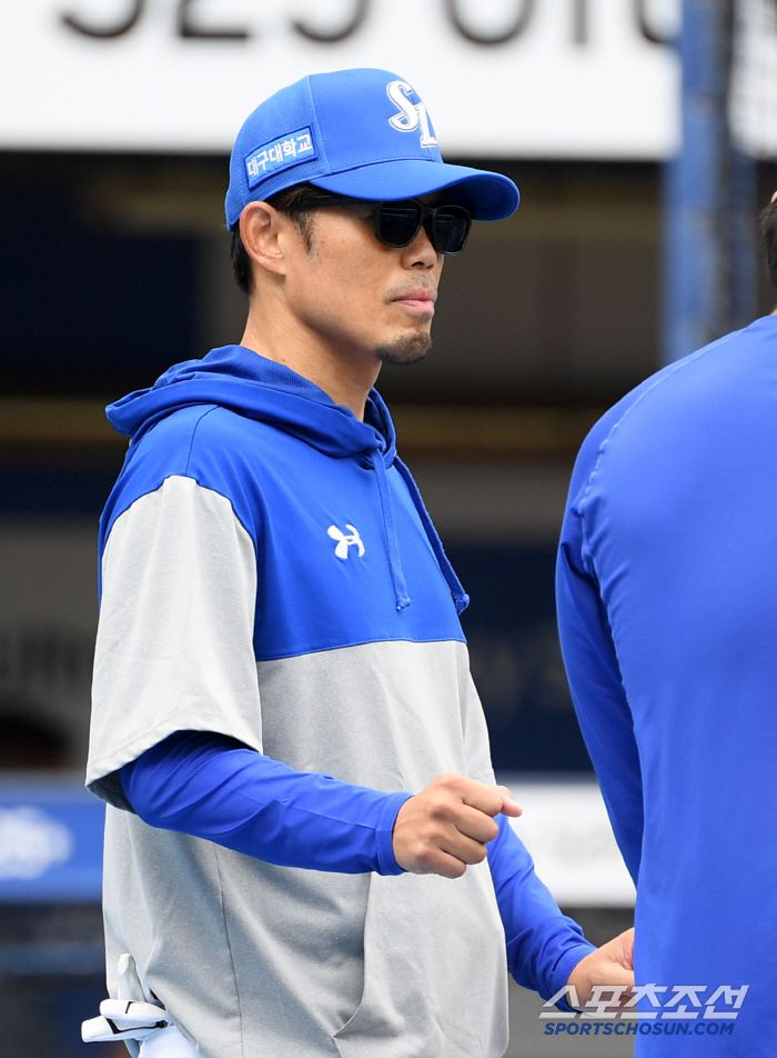 삼성 이마에 도시아키 QC 코치가 야수들의 움직음을 살피고 있다.