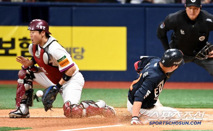 10일 고척스카이돔에서 열린 한화와 키움의 경기, 3회초 1사 1,3루 한화 문현빈의 선취 1타점 희생플라이에 3루주자 3루주자 심우준이 득점을 성공하고 있다. 고척=허상욱 기자wook@sportschosun.com/2025.05.10/