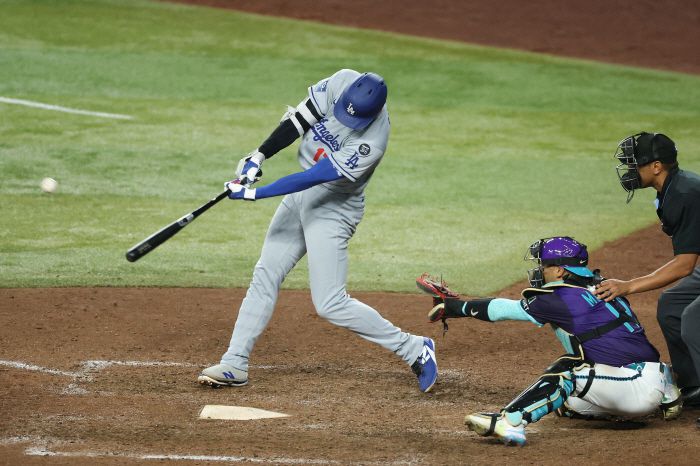 오타니 쇼헤이가 9회초 1사 1,2루에서 애리조나 우완 라이언 톰슨의 몸쪽 스플리터를 받아쳐 우중간으로 홈런을 날리고 있다. AFP연합뉴스