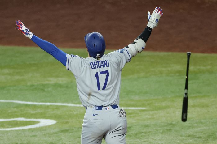 홈런을 직감한 오타니가 배트를 내던진 뒤 두 팔을 들어 환호하고 있다. AFP연합뉴스