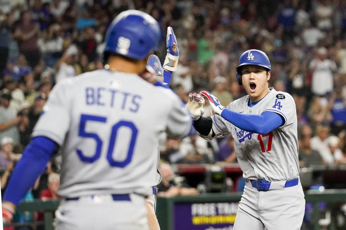 오타니가 9회 결승 스리런포를 터뜨리고 들어와 무키 베츠를 비롯한 동료들의 축하를 받고 있다. AP연합뉴스