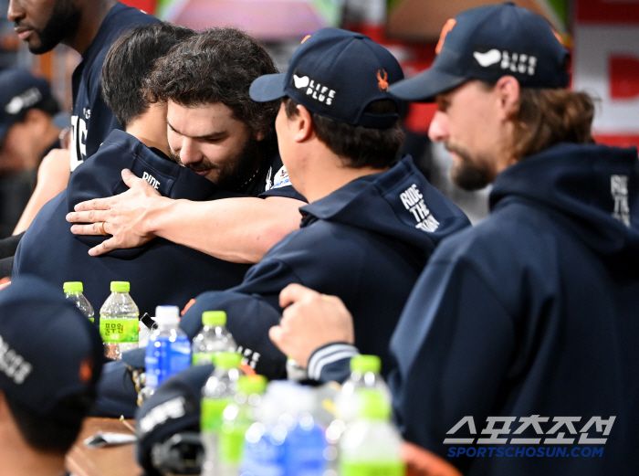 전날 등판했던 엄상백과도 포옹을