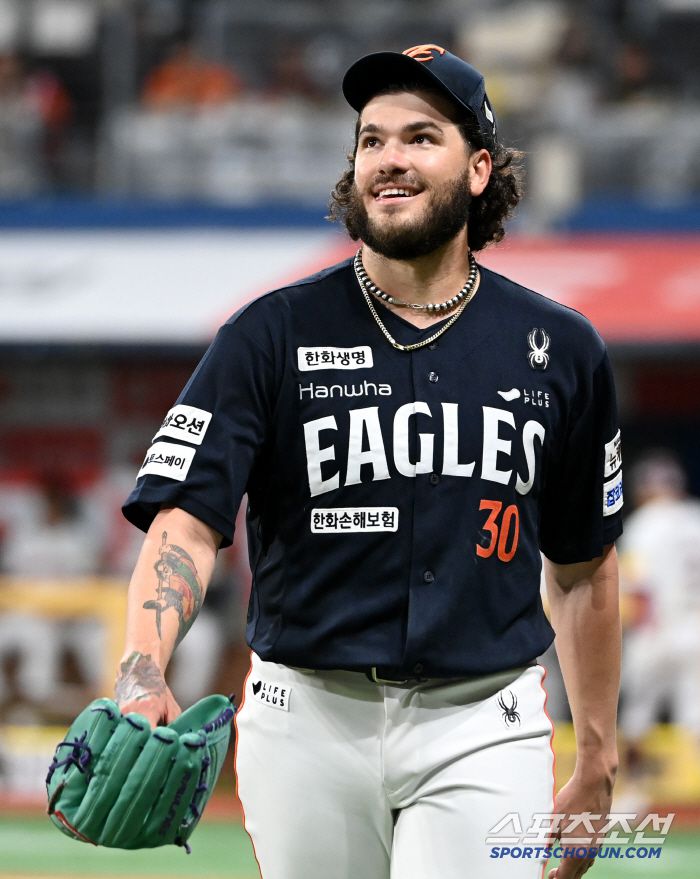 5회말 이날 경기 유일한 실점인 홈런을 허용한 폰세가 아쉬운 미소를 지으며 더그아웃으로 향했다.