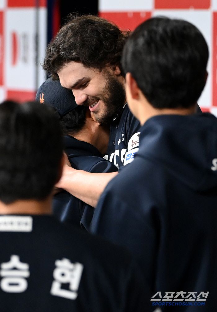 오늘도 잘해준 폰세와 뜨거운 포옹을