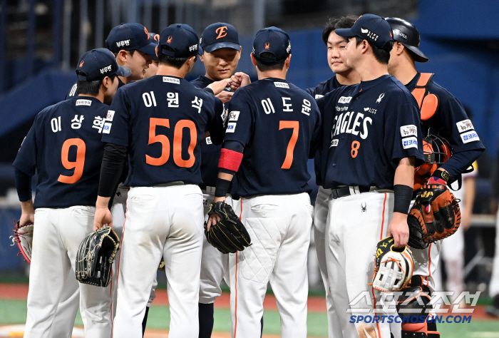 10일 고척스카이돔에서 열린 한화와 키움의 경기, 한화가 9대1로 승리하며 33년만의 11연승을 달렸다. 9회말 경기를 끝낸 한화 선수들이 기쁨을 나누고 있다. 고척=허상욱 기자wook@sportschosun.com/2025.05.10/