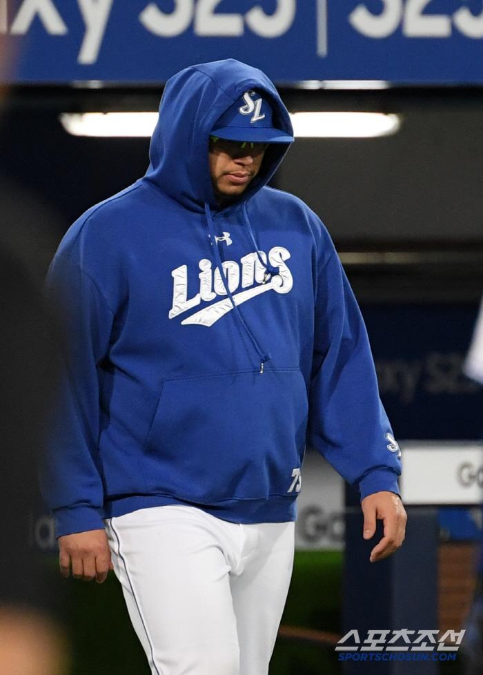 더블헤더 두 경기를 모두 내주며 7연패에 빠진 순간 삼성 후라도의 표정이 어두워졌다. 대구=박재만 기자 pjm@sportschosun.com