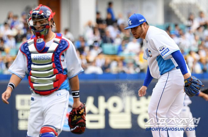 묵묵히 마운드를 지킨 선발 후라도 곁을 지킨 포수 강민호.