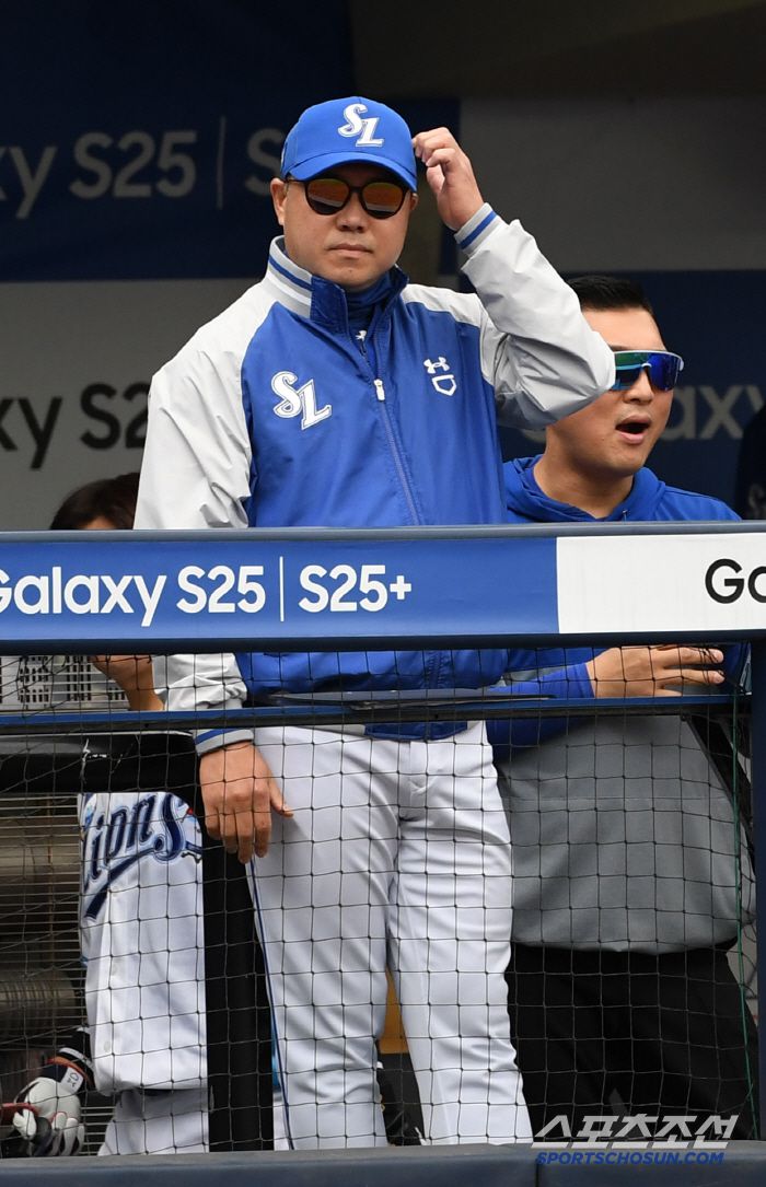 계산이 서는 선발 후라도가 흔들리자 박진만 감독은 당황했다.