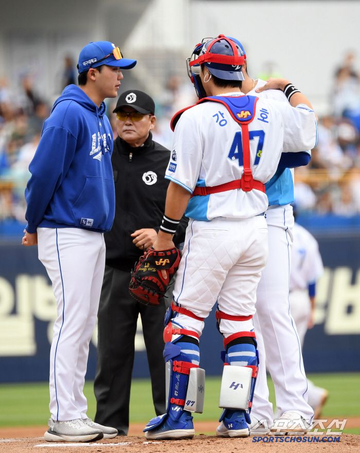 1회 두 번이나 마운드를 찾아 흔들리던 선발 후라도 어깨를 쓰다듬은 포수 강민호.
