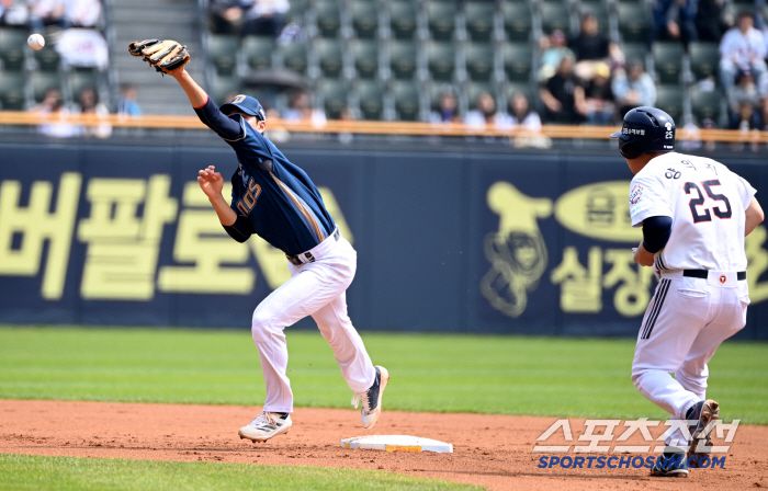 11일 잠실야구장에서 열린 NC와 두산의 더블헤더 1차전, 1회말 1사 1,2루 두산 김재환의 내야땅볼떄 1루주자 양의지가 NC 2루수 서호철의 악송구로 2루 세이프되고 있다. 유격수는 김주원. 잠실=허상욱 기자wook@sportschosun.com/2025.05.11/