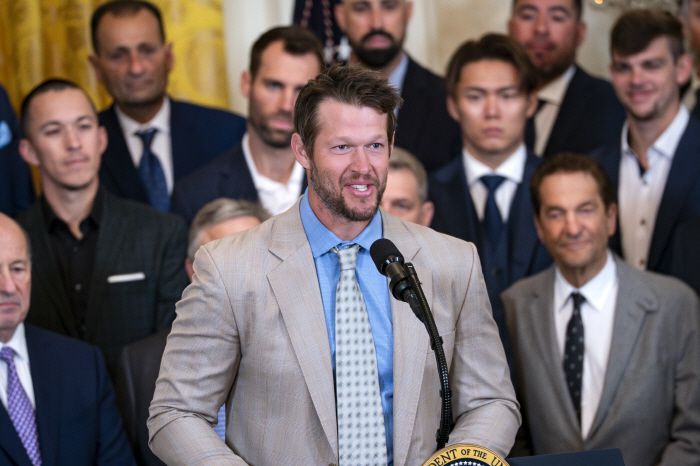 커쇼가 지난달 8일(한국시각) 다저스가 월드시리즈 우승팀 자격으로 도날드 트럼프 미국 대통령의 초대를 받아 백악관을 방문했을 때 마이크 앞에서 발언하고 있다. UPI연합뉴스