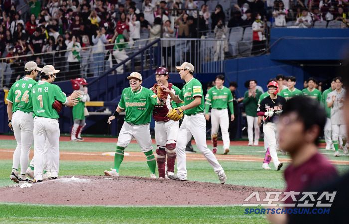 7일 고척돔에서 열린 KBO리그 키움과 KIA의 경기. 키움이 KIA에 11대 10으로 역전승을 거뒀다. 경기 종료 후 승리의 기쁨을 나누고 있는 키움 선수들. 고척=송정헌 기자songs@sportschosun.com/2025.05.07/