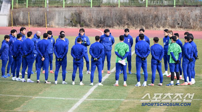 홍명보 감독이 이끄는 축구대표팀이 17일 오후 고양종합운동장 보조경기장에서 훈련했다. 홍명보 감독이 훈련 전 선수들과 그라운드 미팅을 하고 있다. 고양=정재근 기자 cjg@sportschosun.com/2025.3.17/