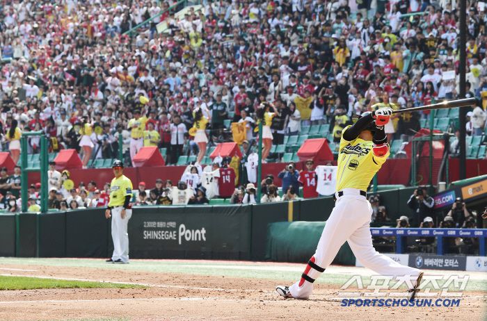 11일 인천 SSG랜더스필드에서 열린 시범경기 KIA-SSG전. 만원 관중이 지켜보는 가운데 3회말 무사 최정이 타격하고 있다. 인천=정재근 기자 cjg@sportschosun.com/2025.5.11/