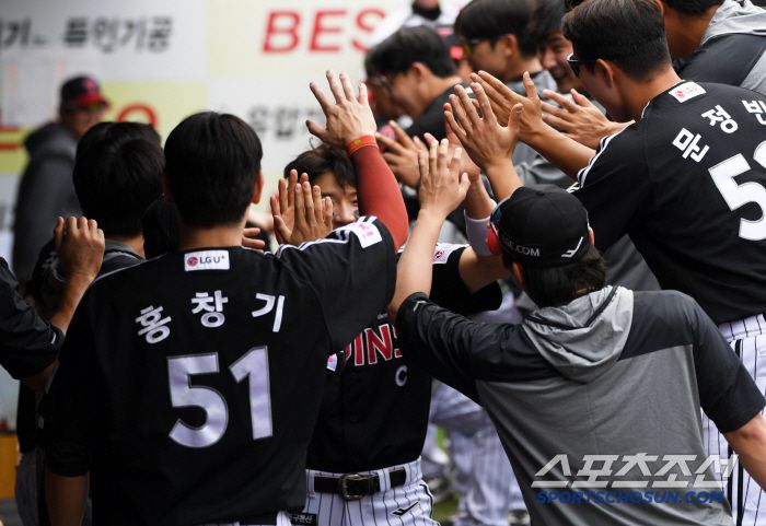 박동원이 쉴 수 있게 박해민은 세리머니를 가로챘다.