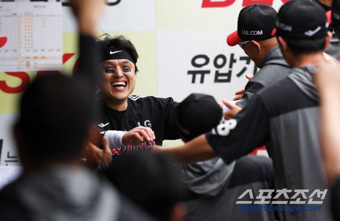 더그아웃에 들어선 박동원은 환호했다.