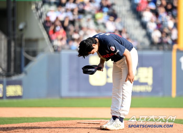 26일 잠실야구장에서 열린 롯데와 두산의 경기, 8회말 마운드에 오른 롯데 정철원이 두산 팬들에게 인사를 하고 있다. 허상욱 기자wook@sportschosun.com/2025.04.26/