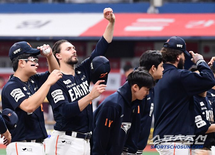 11일 고척돔에서 열린 KBO리그 키움과 한화의 경기. 한화가 키움을 잡고 12연승을 질주했다. 경기 종료 후 팬들에게 인사를 건네는 와이스. 고척=송정헌 기자songs@sportschosun.com/2025.05.11/