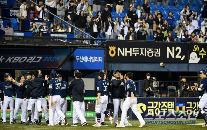 11일 잠실야구장에서 열린 NC와 두산의 더블헤더 2차전, NC가 5대2로 승리하며 7연승을 달렸다. 승리의 기쁨을 나누는 NC 선수들의 모습. 잠실=허상욱 기자wook@sportschosun.com/2025.05.11/