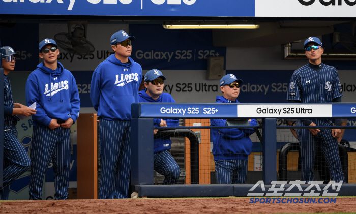 11일 대구 라이온즈파크에서 열린 삼성 라이온즈와 LG 트윈스의 경기. 8연패에 빠진 삼성 박진만 감독과 코치진이 아쉬워하고 있다. 대구=박재만 기자 pjm@sportschosun.com/2025.05.11/