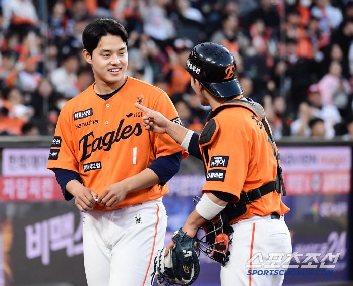 26일 대전 한화생명볼파크에서 열린 한화와 KT의 경기. 8회 이닝 종료 후 최재훈 포수와 대화를 나누는 문동주. 대전=송정헌 기자songs@sportschosun.com/2025.04.26/