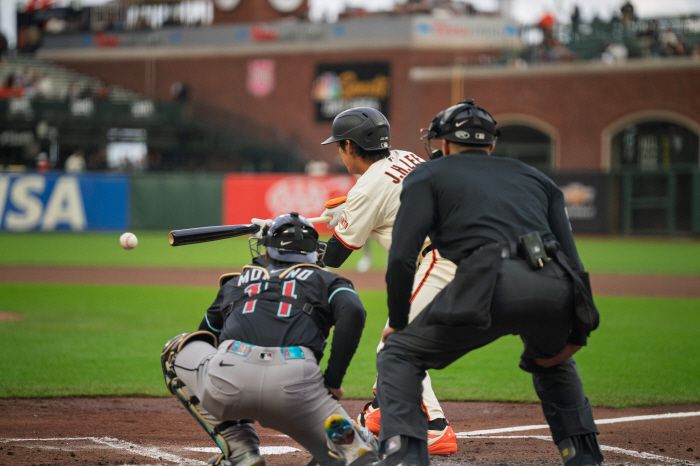 May 12, 2025; San Francisco, California, USA; San Francisco Giants ceter fielder Jung Hoo Lee (51) lays down a bunt against the Arizona Diamondbacks during the first inning at Oracle Park. Mandatory Credit: Neville E. Guard-Imagn Images        <저작권자(c) 연합뉴스, 무단 전재-재배포, AI 학습 및 활용 금지>