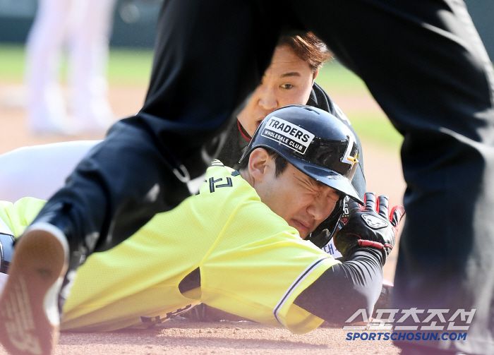 11일 인천 SSG랜더스필드에서 열린 KIA-SSG전. 7회말 무사 2루 최준우의 투수앞 땅볼 때 주자 오태곤과 윤중현 투수가 3루에서 충돌하고 있다. 인천=정재근 기자 cjg@sportschosun.com/2025.5.11/