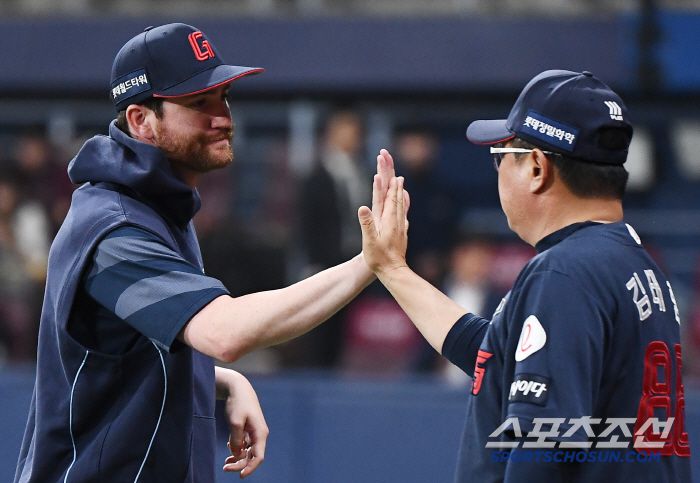 29일 서울 고척스카이돔에서 열린 롯데-키움전. 9대3으로 승리한 롯데 김태형 감독이 승리투수 반즈를 맞이하고 있다. 고척=정재근 기자 cjg@sportschosun.com/2025.4.29/