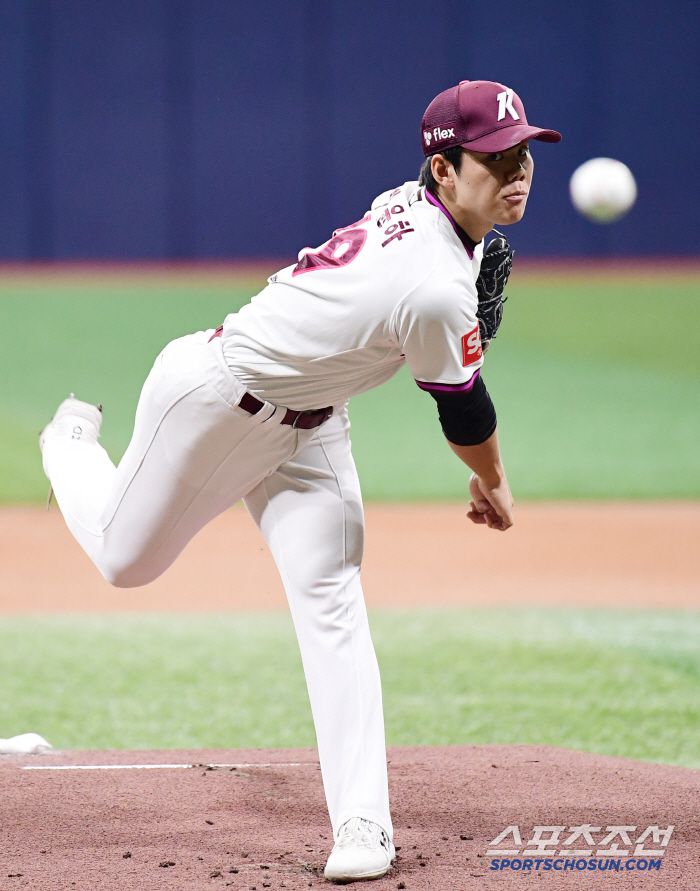 30일 고척스카이돔에서 열린 KBO리그 키움과 SSG의 경기. 선발 투구하고 있는 키움 김윤하. 고척=송정헌 기자songs@sportschosun.com/2025.03.30/