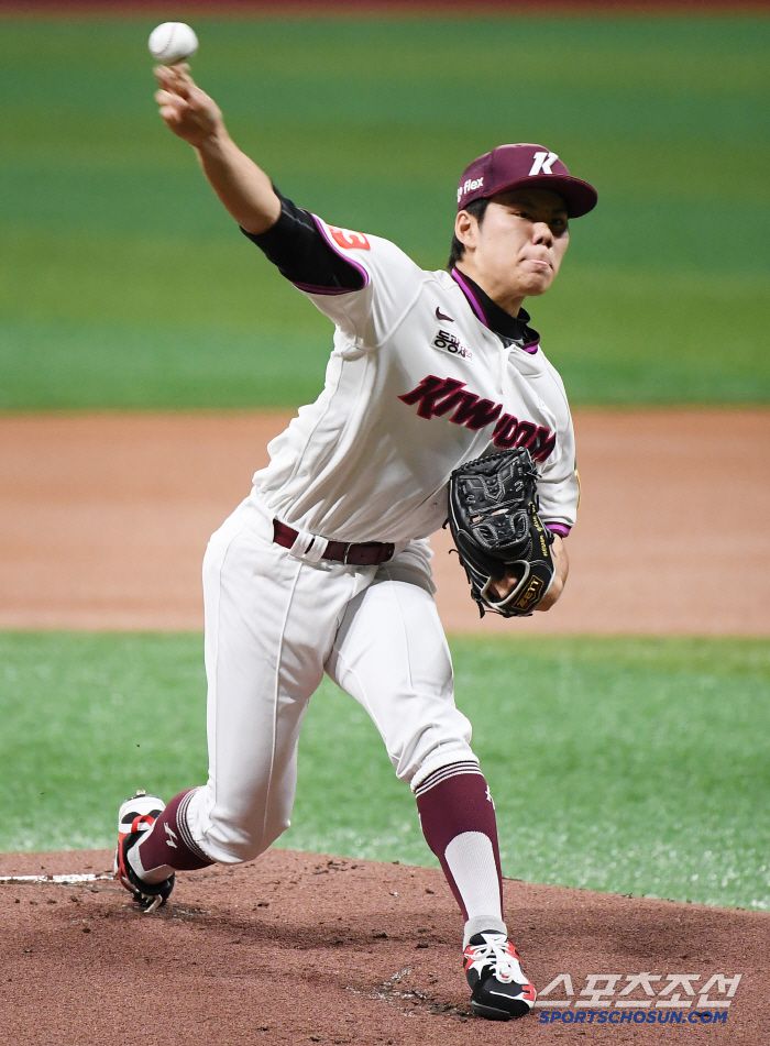 23일 서울 고척스카이돔에서 열린 두산-키움전. 선발투수 김윤하가 투구하고 있다. 고척=정재근 기자 cjg@sportschosun.com/2025.4.23/