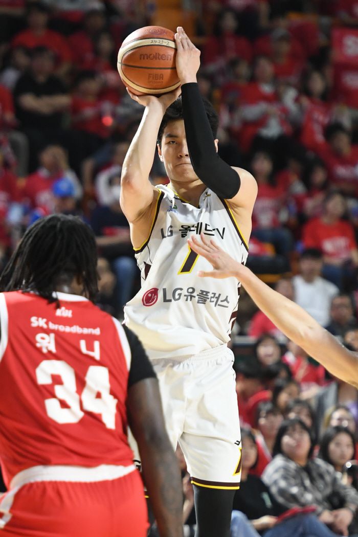 LG 유기상은 살아났지만, 팀은 좋지 않았다. 사진제공=KBL