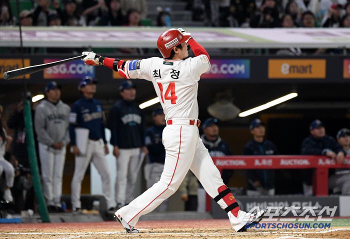 13일 인천 SSG랜더스필드에서 열린 SSG 랜더스와 NC 다이노스의 경기. 6회말 2사 1루 SSG 최정이 NC 선발 라일리 상대 투런포를 터뜨린 뒤 환호하고 있다. 인천=박재만 기자 pjm@sportschosun.com/2025.05.13/