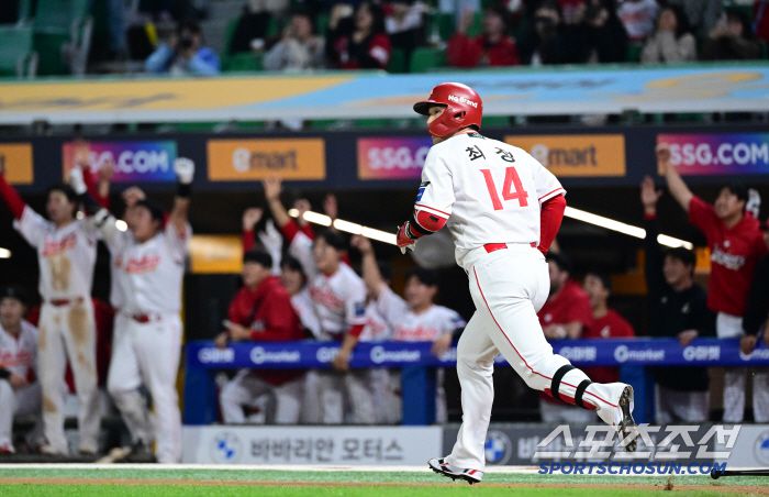 13일 인천 SSG랜더스필드에서 열린 SSG 랜더스와 NC 다이노스의 경기. 6회말 2사 1루 SSG 최정이 NC 선발 라일리 상대 투런포를 터뜨린 뒤 환호하고 있다. 인천=박재만 기자 pjm@sportschosun.com/2025.05.13/