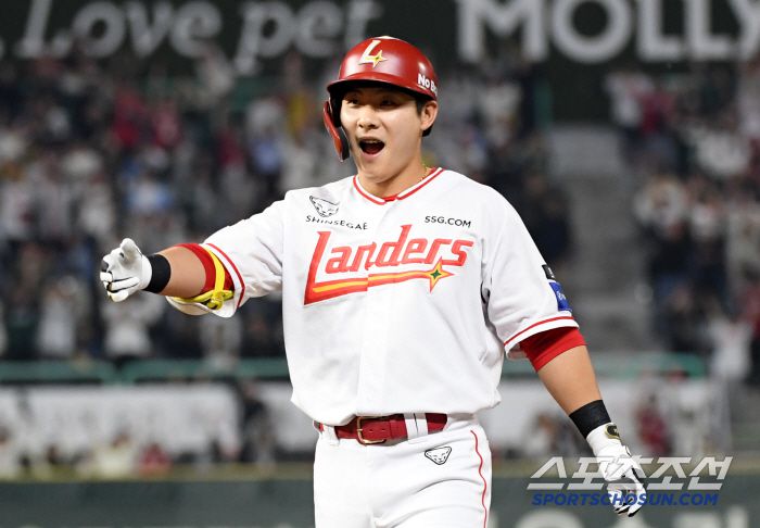 13일 인천 SSG랜더스필드에서 열린 SSG 랜더스와 NC 다이노스의 경기. 8회말 무사 만루 SSG 최준우가 적시타를 날린 뒤 환호하고 있다. 인천=박재만 기자 pjm@sportschosun.com/2025.05.13/