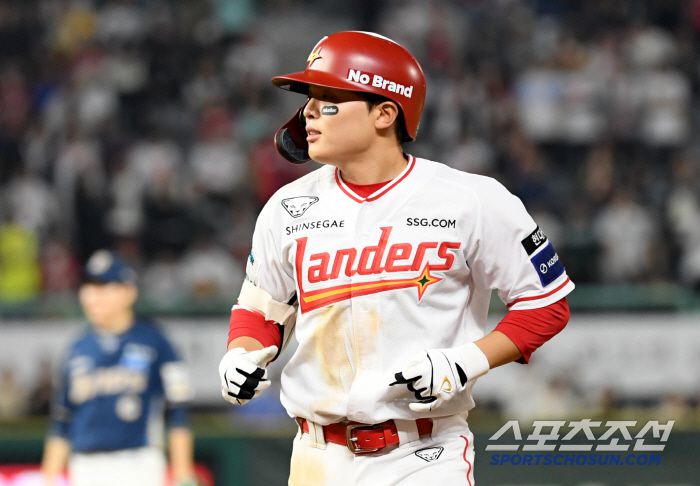 13일 인천 SSG랜더스필드에서 열린 SSG 랜더스와 NC 다이노스의 경기. 8회말 1사 1,2루 SSG 정준재가 적시타를 날린 뒤 환호하고 있다. 인천=박재만 기자 pjm@sportschosun.com/2025.05.13/