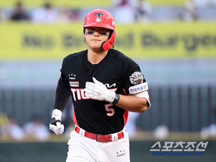 11일 인천 SSG랜더스필드에서 열린 KIA-SSG의 더블헤더 2차전.  4회초 1사 김도영이 솔로포를 친 후 그라운드를 돌고 있다. 인천=정재근 기자 cjg@sportschosun.com/2025.5.11/