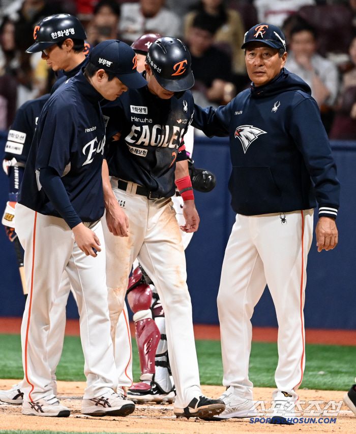 10일 고척스카이돔에서 열린 한화와 키움의 경기, 4회초 무사 1루 한화 심우준이 키움 손현기의 투구를 맞은 뒤 교체되고 있다. 고척=허상욱 기자wook@sportschosun.com/2025.05.10/