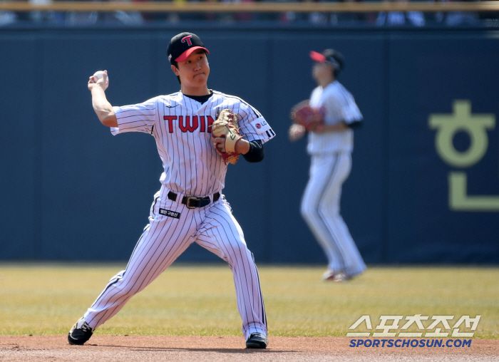 22일 잠실구장에서 열린 LG 트윈스와 롯데 자이언츠의 경기. LG 2루수 구본혁이 수비를 하고 있다. 잠실=박재만 기자 pjm@sportschosun.com/2025.03.22/