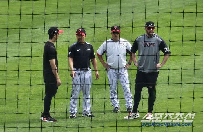 LG 오스틴 딘이 13일 경기전 가볍게 러닝을 하며 몸상태를 체크한 뒤 김용일 수석 트레이닝 코치와 얘기를 하고 있다. 잠실=권인하 기자