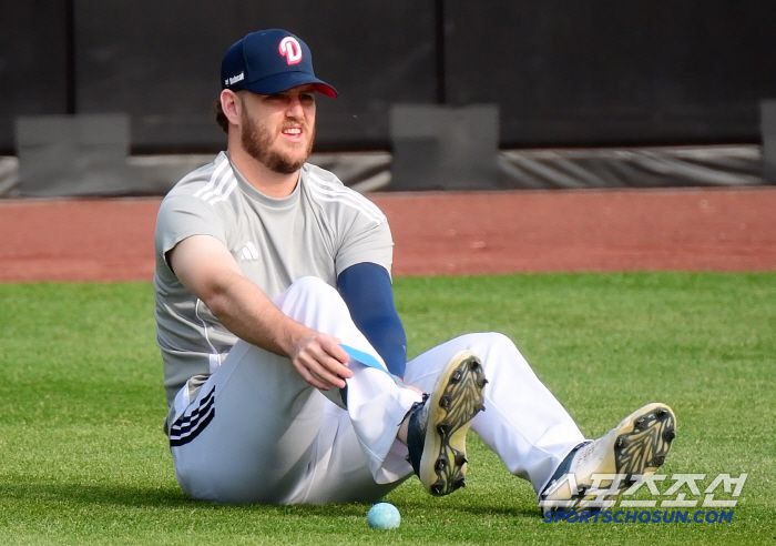 13일 대전 한화생명볼파크에서 열린 두산-한화전. 콜어빈이 회복 훈련을 하고 있다.