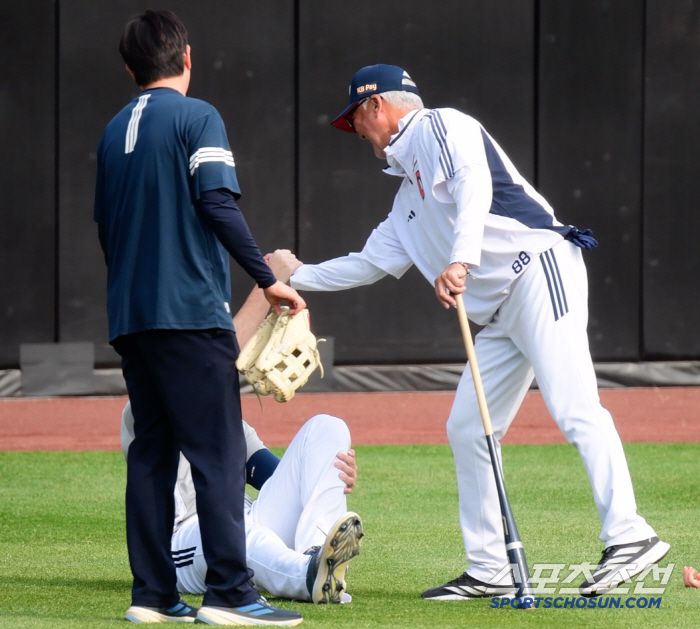 고토 코치가 콜어빈과 손을 잡으며 격려하는 모습.