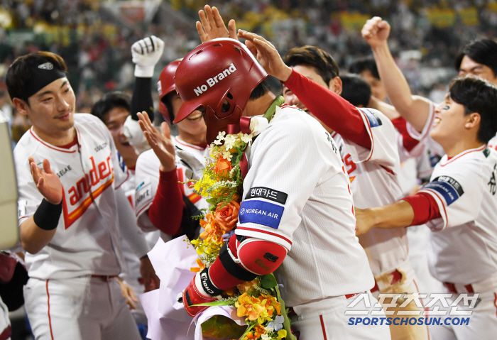 13일 인천 SSG랜더스필드에서 열린 SSG 랜더스와 NC 다이노스의 경기. 6회말 2사 1루 SSG 최정이 NC 선발 라일리 상대 투런포를 터뜨린 뒤 환호하고 있다. 인천=박재만 기자 pjm@sportschosun.com/2025.05.13/