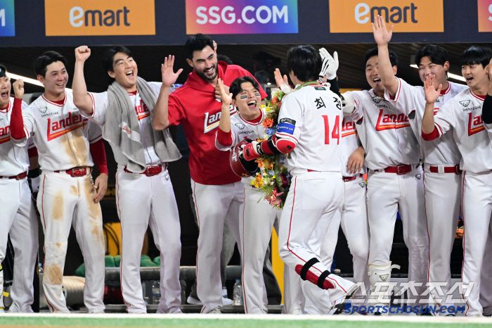 13일 인천 SSG랜더스필드에서 열린 SSG 랜더스와 NC 다이노스의 경기. 6회말 2사 1루 SSG 최정이 NC 선발 라일리 상대 투런포를 터뜨린 뒤 환호하고 있다. 인천=박재만 기자 pjm@sportschosun.com/2025.05.13/