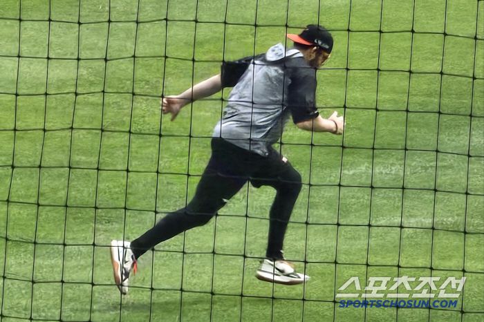 LG 오스틴 딘이 13일 경기전 가볍게 러닝을 하며 몸상태를 체크하고 있다. 잠실=권인하 기자
