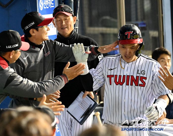 22일 잠실야구장에서 열린 NC와 LG의 경기, 9회말 LG 박동원이 동점 솔로홈런을 치고 기쁨을 나누고 있다. 잠실=허상욱 기자wook@sportschosun.com/2025.04.22/